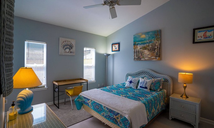 Northeast Virginia Beach Casa | Town House Beach Escape; minutes to Beach