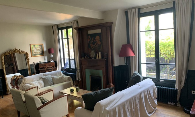 Issy-les-Moulineaux Casa | Townhouse with patio and terrace, Eiffel Tower 5 km away. Pets welcome.
