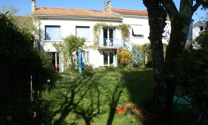 Saintes Casa | Casa de pueblo con jardín en Saintes