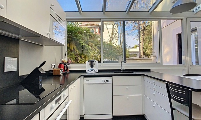 Saint-Cloud Casa | Town house with kitchen veranda and terrace