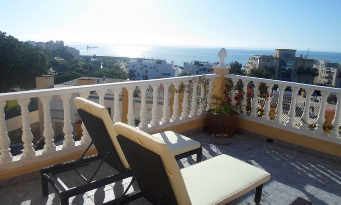Urbanizacion Puerto de Estepona Casa | Casa adosada con piscina comunitaria y espectacular terraza en la azotea, cerca de la playa.