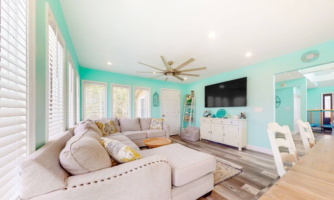 Cedar Neck Casa | Town of Ocean View renovated home on half acre with decks & W/D