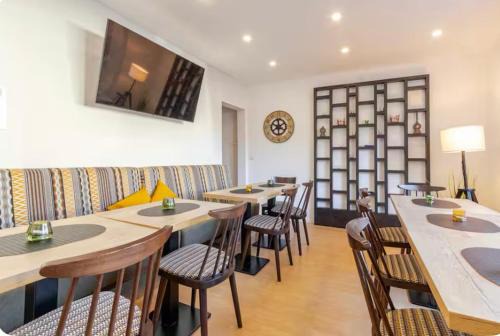 Rhens Casa | Townhaus-Rhens 8 Schlafzimmer, Sauna, Weinkeller, Fotostudio, Hunde willkommen