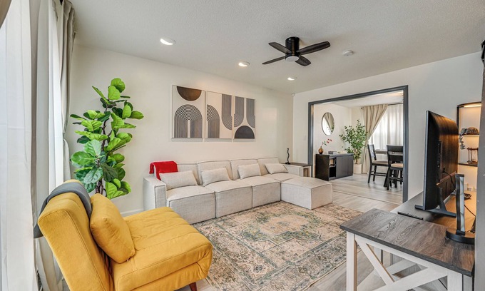 Hartford Casa | Townhome 1 Mi to Colt Park & Industrial District!