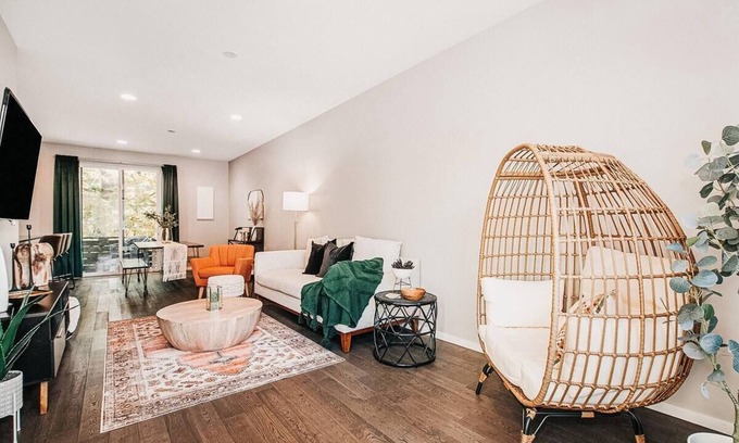 Kansas City Casa | Townhome - Downtown KC w/ 2 car garage! 30+ day stays.