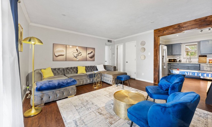 Central Arlington Casa | TownHome in Arlington 5 minutes to At&T stadium