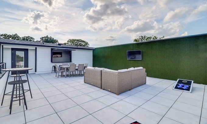 Central Arlington Casa | Townhome Near AT&T Stadium: Great for Game Day!