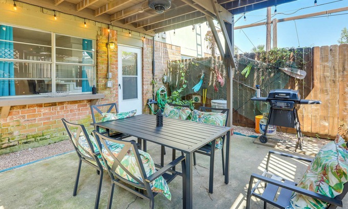 Galveston Apartamento | Townhome Near Beach in Galveston: Furnished Patio!