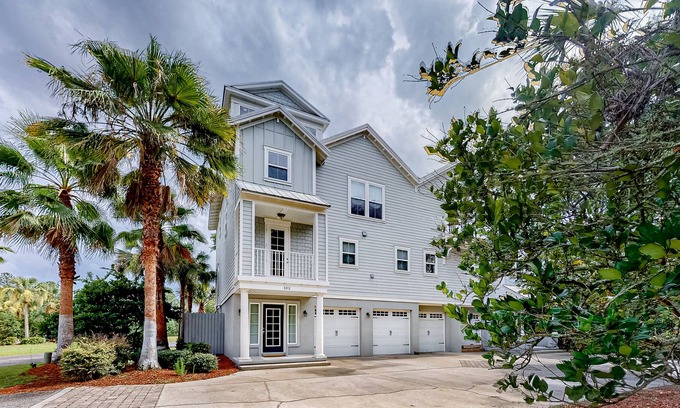 St. Marys Casa | Townhome near river with central AC, washer/dryer, & 2 balconies - dogs welcome