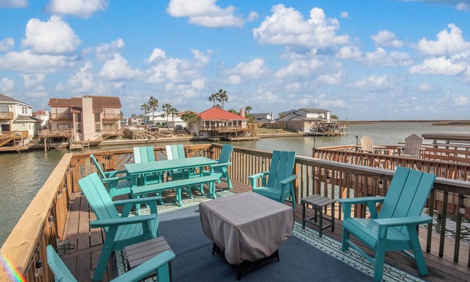 Corpus Christi Casa | Townhome on the water. Sleeps10. Pet friendly!