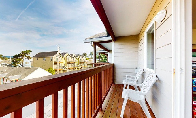 Lincoln City Casa | Townhome within walking distance of the beach with balconies & W/D