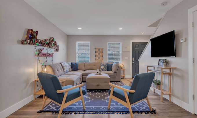 Midtown Casa | Townhouse across from Vanderbilt and Belmont! Central location