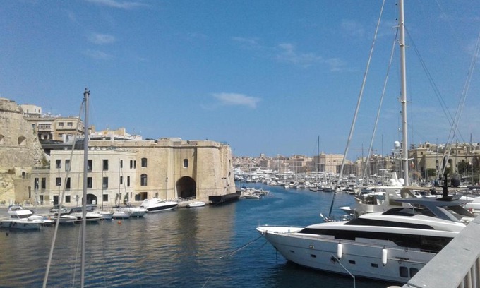 Cospicua Casa | townhouse cospicua , (3 cities-valletta) ferry