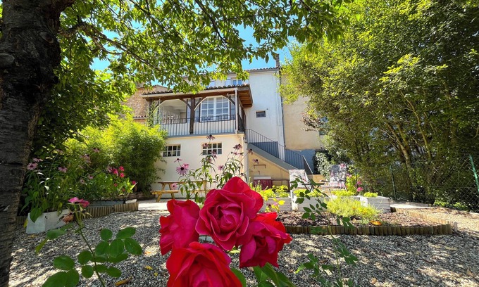 Beaumont-du-Perigord Casa | Townhouse with private garden and terrace in Beaumont-du-Perigord