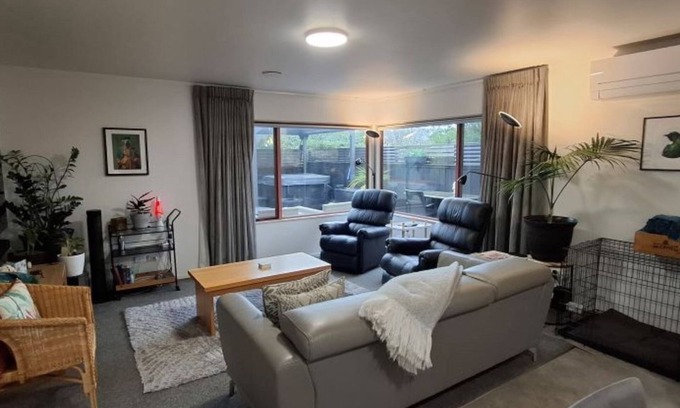 Nelson South Casa | Townhouse Haven - Modern, Spa, close to Nelson Central! Pets welcome.
