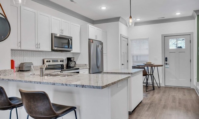 South Nashville Casa | Casa de pueblo amplia y luminosa cerca del centro 2B / 2. 5Ba