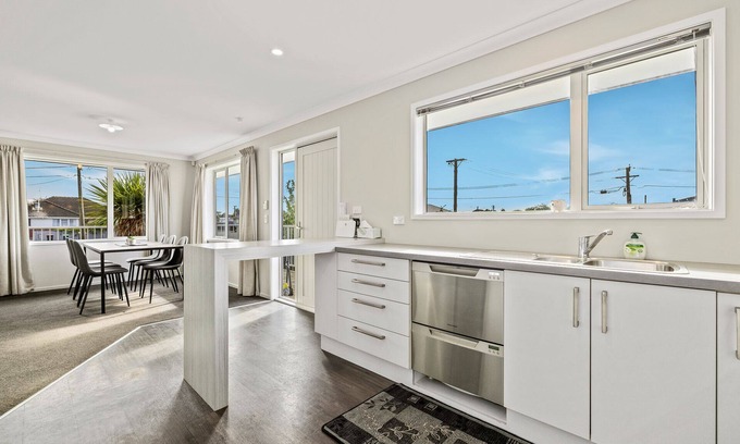 Christchurch Casa | TOWNHOUSE TRANQUILLITY - CHRISTCHURCH HOLIDAY HOME in Christchurch