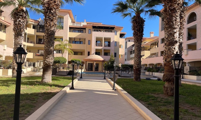 Paphos Apartamento | Townhouse with pool 5 minute walk to beach