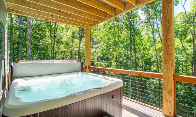 Townsend Cabina | Townsend Gem: Retreat with Hot Tub & Fire Pit