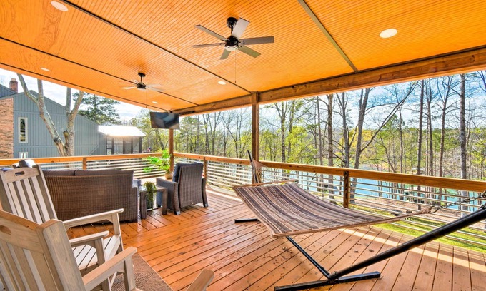 Townville Casa | Townville Lake House w/ Private Dock, Kayaks!