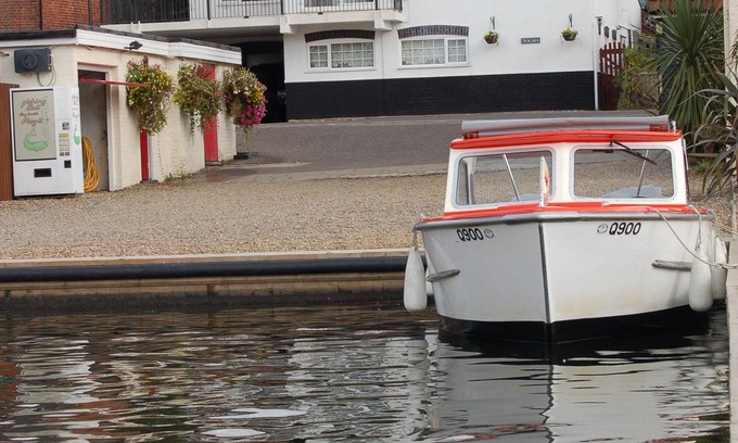 Irstead Casa | Tracara in Horning, riverside location sleeps 8. Family & Pet friendly.