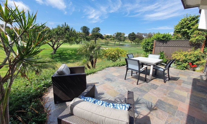 Solana Beach Casa | Track, Tee and Sea! On the Green, 7 min to Del Mar Race Track & beaches