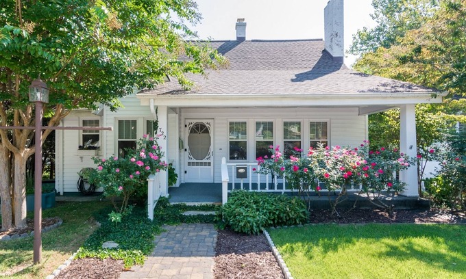 Hendersonville Casa | Tracy's Downtown Cottage, entra a la histórica calle principal de Hendersonville