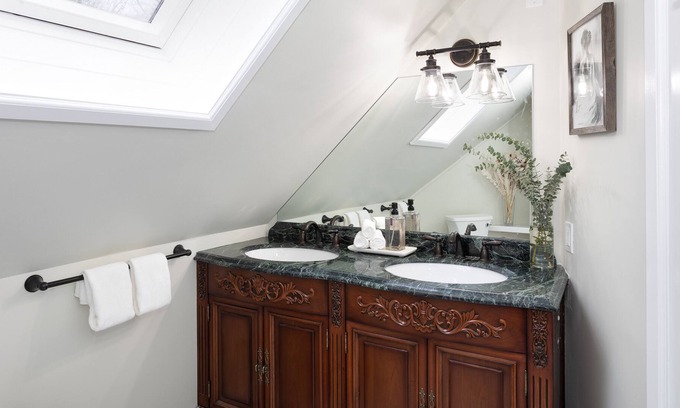Whistler Cay Estates Chalet De Esquí | Traditional 4-Bedroom Chalet with Hot Tub