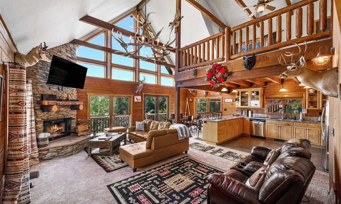 Crestline Cabina | Traditional A-frame Luxe Cabin in Crestline Ca. 3bed3bath/3LVL/PRVT SPA/5+PRKING