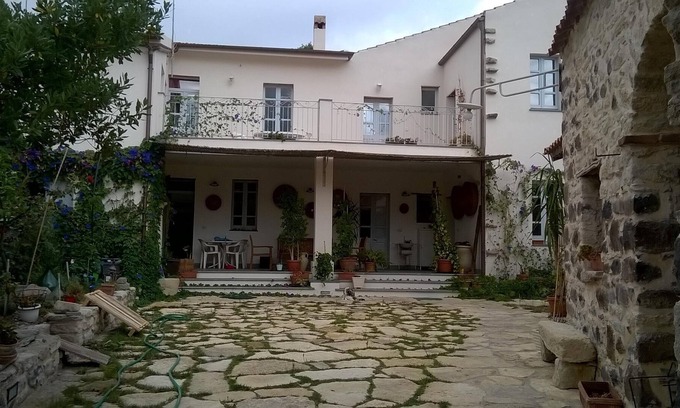 Mogoro Casa | Casa tradicional y acogedora con jardín y patio interior en el centro histórico.