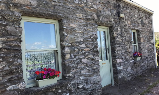 Lauragh Cabaña | Traditional cosy stone cottage with sea views