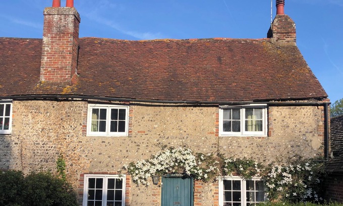 Litlington Cabaña | Traditional cottage retreat in Cuckmere Valley with large garden