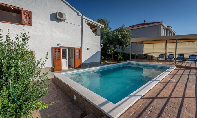Seget Vranjica Villa | Casa de vacaciones tradicional dálmata con piscina climatizada