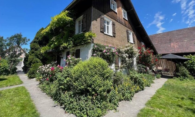 Toster Apartamento | Traditional Farmhouse: Mountain Views & Lake Walks