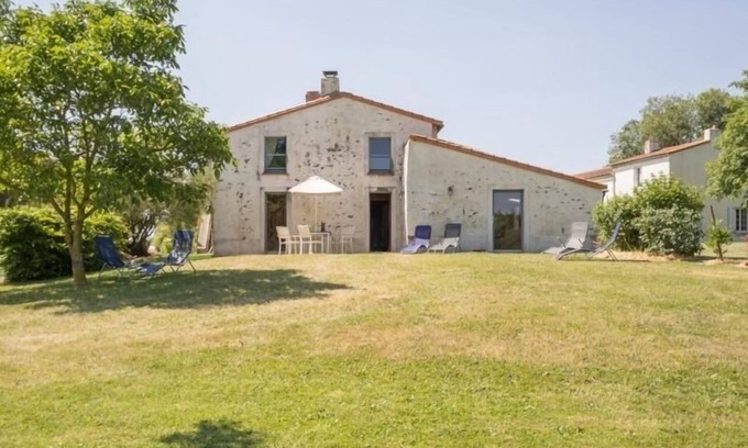 Le Loroux-Bottereau Cabaña | Casa Tradicional Tranquila con Jardín y Wifi