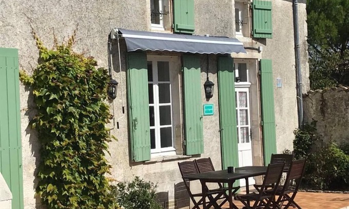 Bagnizeau Casa | Tradicional francés vacaciones casa rural. Zona de juegos climatizada a la sombra, gran jardín