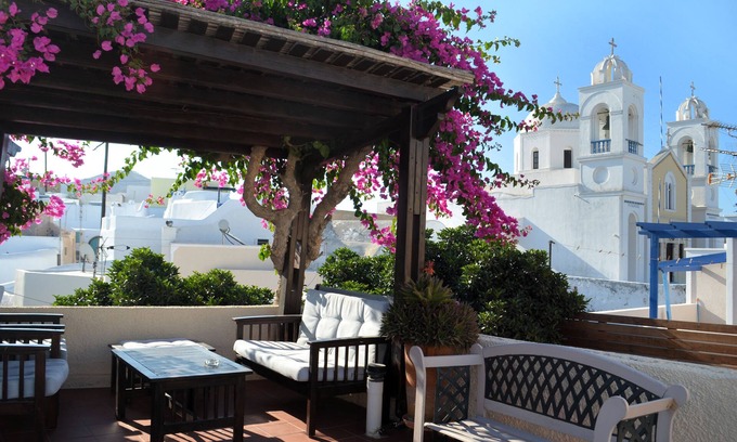 Santorini Casa | Traditional House fully-equipped with private yard, at the heart of the village.