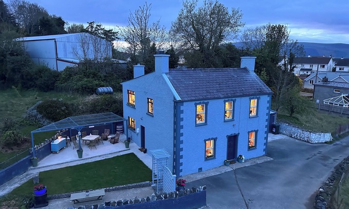 Carlingford Otro | Traditional Irish Farmhouse in the Centre of Carlingford -Memory Lane Farmhouse