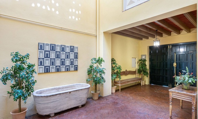 San Bernardo Casa | Traditional Sevillian House 6 BD and private terrace. Campamento