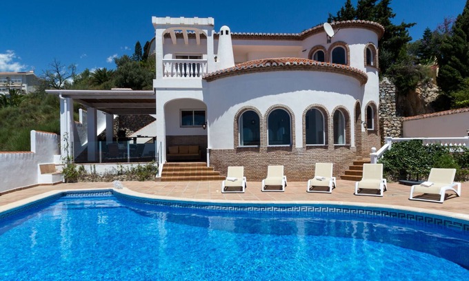 Salobrena Villa | Villa tradicional española con piscina privada climatizada y vistas increíbles.