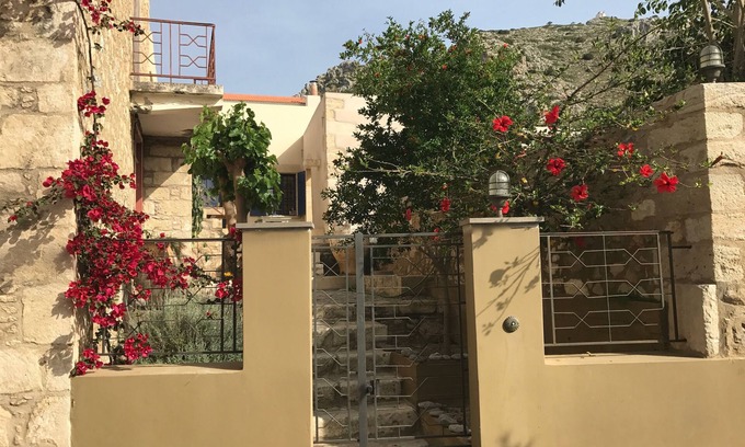 Ierapetra Casa | Casa de piedra espaciosa independiente tradicional en un pequeño pueblo