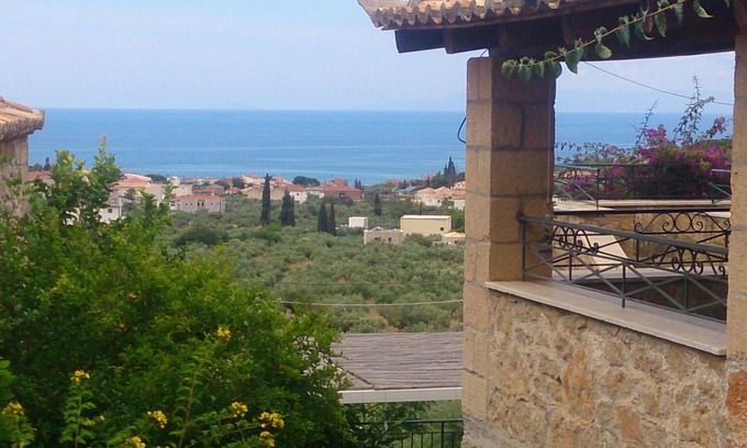 Lefktro Villa | Tradicional Villa de piedra con vista En El Mar