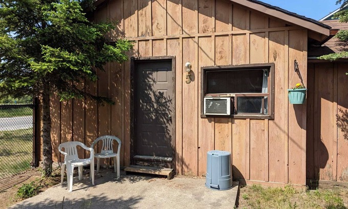 Wasaga Beach Cabaña | Traditional Tiny Wood Cottage #5 Camping style Cottages 5 minutes to the beach!