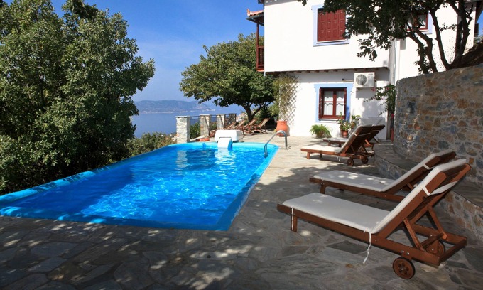 Glossa Villa | Villa tradicional María O con fantásticas vistas entre el bosque de montaña y el mar.