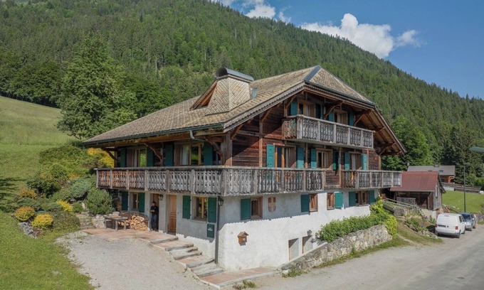 Essert-Romand Chalet De Esquí | Chalet Gueret - sleeps 14, summer pool, sauna, catering/transfers as required