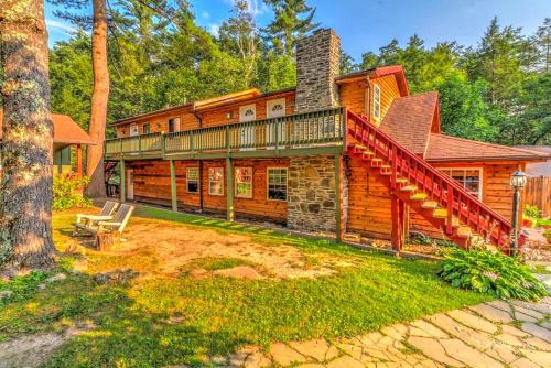 Canadensis Casa | Traditional Wooden Cabin Rental in the Poconos, Pennsylvania