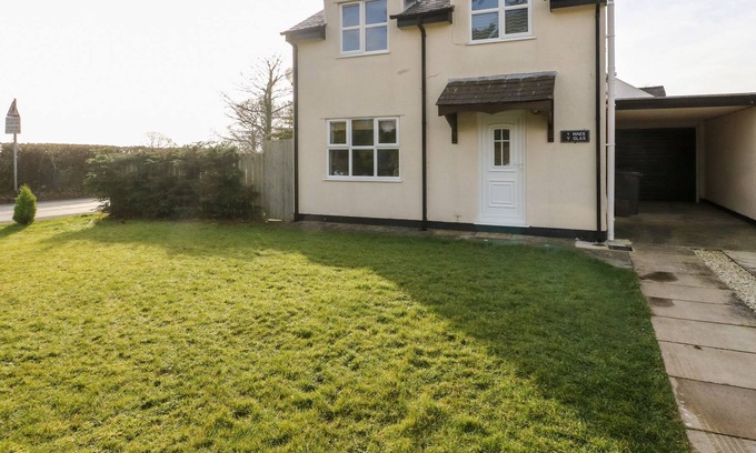 Bodorgan Cabaña | TRAETH Y BRYN, pet friendly, character holiday cottage in Pen-Lon