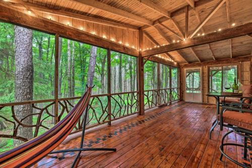Greentown Casa | Trails and Creek On-Site Tranquil Greentown Cabin