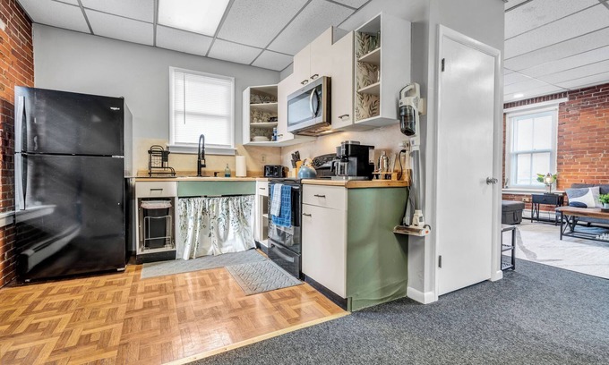 Schwenksville Cabaña | Trailside Bliss: BIG House