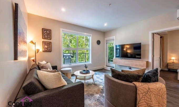 Golden Condominio | Trailside Vista | Huge Patio | BBQ | AC | Downtown